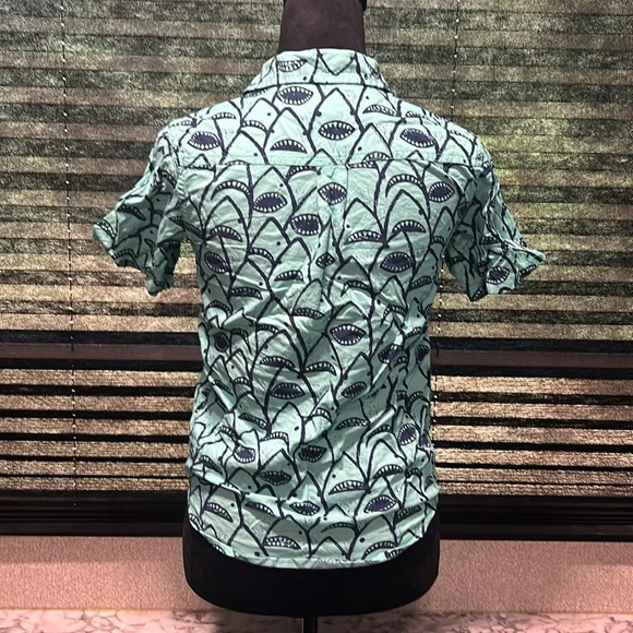 Cat & Jack Boys Green w Blue Shark Print SS Button Front Cotton Shirt Med 8/10 - Picture 3 of 8
